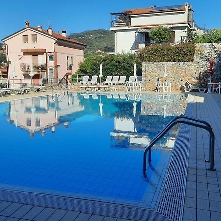 Appartamento Nuccia - Box Auto Gratuito E Biancheria Inclusa Pietra Ligure Buitenkant foto