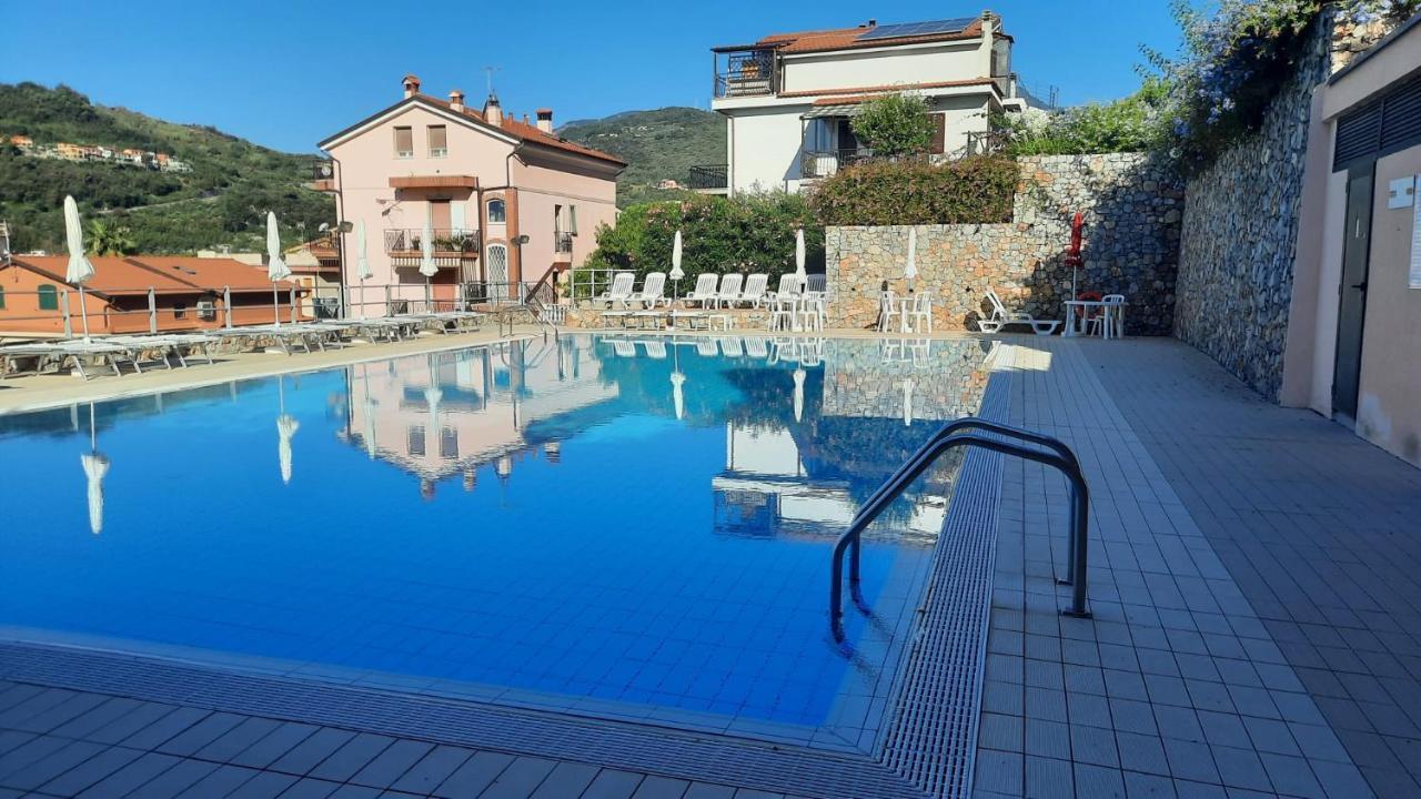 Appartamento Nuccia - Box Auto Gratuito E Biancheria Inclusa Pietra Ligure Buitenkant foto